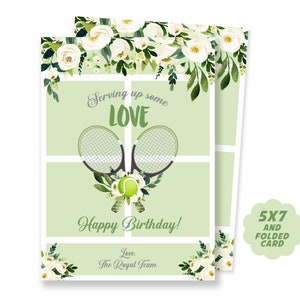 Pu&ograve; includere: Biglietto di compleanno piegato 5x7 a tema tennis. Il biglietto presenta uno sfondo verde chiaro con accenti floreali bianchi e il testo "Serving up some LOVE" e "Happy Birthday!". Due racchette da tennis e una palla al centro.