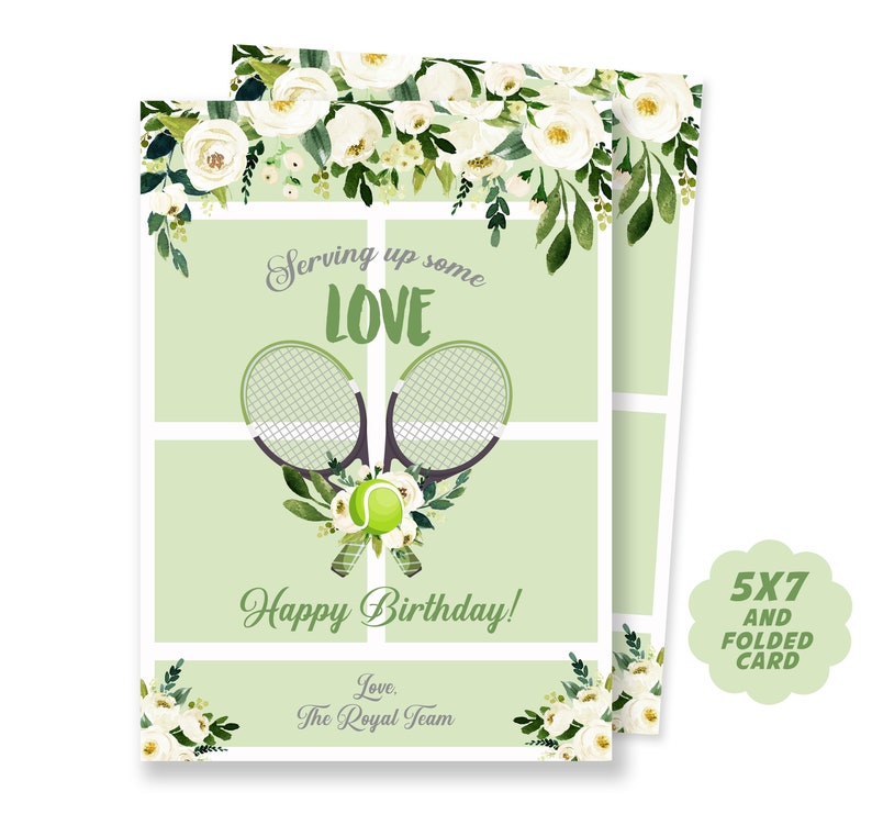 Pu&ograve; includere: Biglietto di compleanno piegato 5x7 a tema tennis. Il biglietto presenta uno sfondo verde chiaro con accenti floreali bianchi e il testo "Serving up some LOVE" e "Happy Birthday!". Due racchette da tennis e una palla al centro.