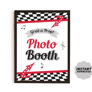 Puede incluir: Un fondo de cuadros negros y blancos con una franja roja y una flecha roja con lunares blancos. El texto "Grab a Prop! Photo Booth" está en una fuente retro. El texto "Descarga instantánea" está en una nube blanca con un contorno gris.