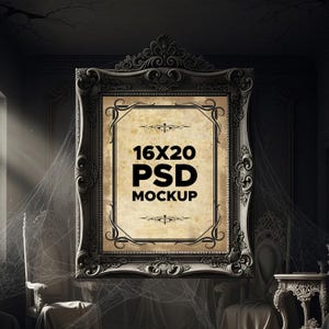 Puede incluir: Un gran marco de fotos ornamentado de estilo antiguo con el texto "16X20 PSD MOCKUP" en negro. El marco es de color gris oscuro con intrincadas tallas y un fondo de estilo vintage. La escena está ambientada en una habitación con poca luz y telarañas.