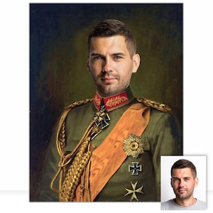K&ouml;nnte beinhalten: Ein Portr&auml;t einer Person in Milit&auml;runiform. Die olivgr&uuml;ne Uniform hat goldene Z&ouml;pfe, einen roten Kragen und verschiedene Medaillen. Ein orangefarbenes Band ist &uuml;ber der Brust drapiert. Der Hintergrund ist dunkelgr&uuml;n.