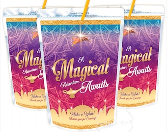 Peut inclure: Trois pochettes à boisson avec des pailles jaunes. Les pochettes présentent un fond dégradé violet et rose, un texte doré qui dit "A Magical Adventure Awaits" et une illustration de lampe de génie. Le bas des pochettes dit "Make a Wish! Thank you for Coming".