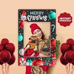 Puede incluir: Un marco de fotos navideño con un borde negro adornado con adornos, un gnomo y las palabras "MERRY CHRISTMAS". El marco rodea a una persona que sostiene un pug con un disfraz de perro. Globos rojos en primer plano.