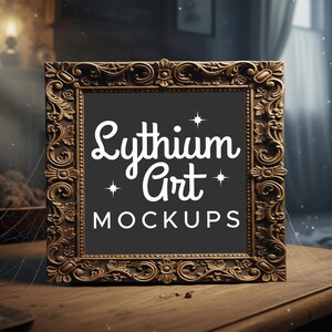Puede incluir: Marco de fotos dorado y ornamentado con el texto "Lythium Art MOCKUPS" en blanco sobre fondo negro. El marco cuadrado está sobre una superficie de madera. El fondo está borroso, sugiriendo un interior.