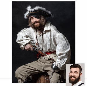 K&ouml;nnte beinhalten: Eine Person in einem Piratenkost&uuml;m, mit einem schwarzen Hut mit wei&szlig;en Federn, einer Augenklappe und einem wei&szlig;en Hemd. Sie halten eine Waffe und einen Haken. Der Pirat sitzt auf einer Holzkiste, mit einem roten Sch&auml;rpe um die Taille.