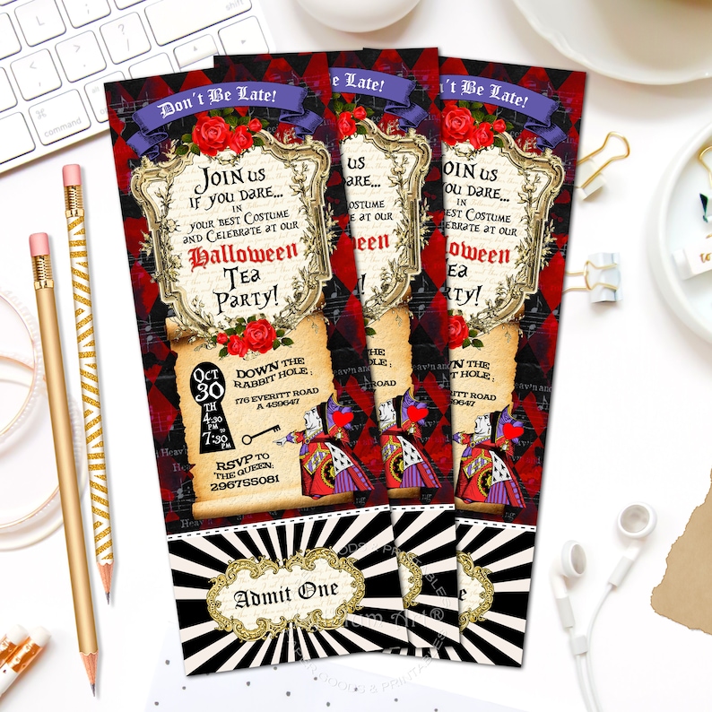 Peut inclure: Une invitation &agrave; un go&ucirc;ter d'Halloween avec un th&egrave;me rouge, blanc et noir. L'invitation pr&eacute;sente un design de style vintage avec un trou de serrure, un terrier de lapin et une citation d'Alice au pays des merveilles. Le texte sur l'invitation se lit comme suit : "Ne soyez pas en retard ! Rejoignez-nous si vous osez... dans votre plus beau costume et c&eacute;l&eacute;brez &agrave; notre go&ucirc;ter d'Halloween ! 30 octobre 16h30 &agrave; 19h30 Au fond du terrier : 176 Everitt Road A 480647 RSVP &agrave; la Reine : 296755081 Admis une fois".