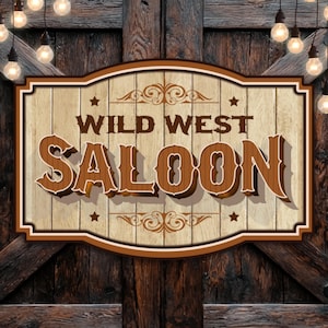 Puede incluir: Cartel de madera con las palabras "Wild West Saloon" en marrón en relieve. El cartel tiene un fondo claro con textura de vetas de madera y un borde marrón oscuro. También hay estrellas y adornos decorativos.