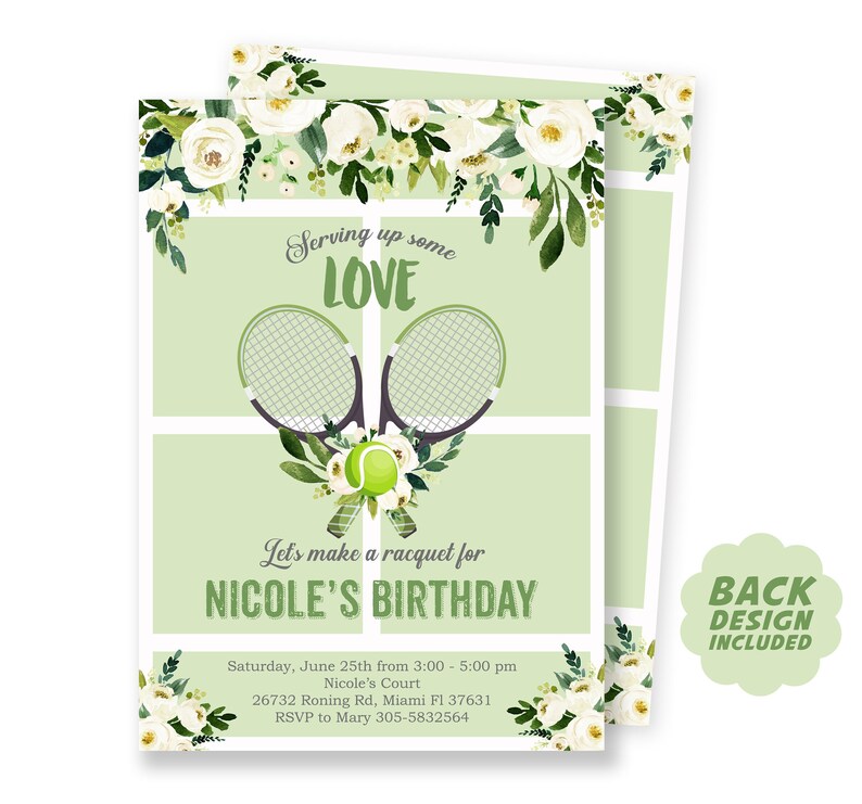 Pu&ograve; includere: Invito di compleanno a tema tennis con sfondo verde chiaro. Il design presenta due racchette da tennis, una pallina da tennis e elementi floreali. Il testo include "Serving up some LOVE" e "Nicole's Birthday".