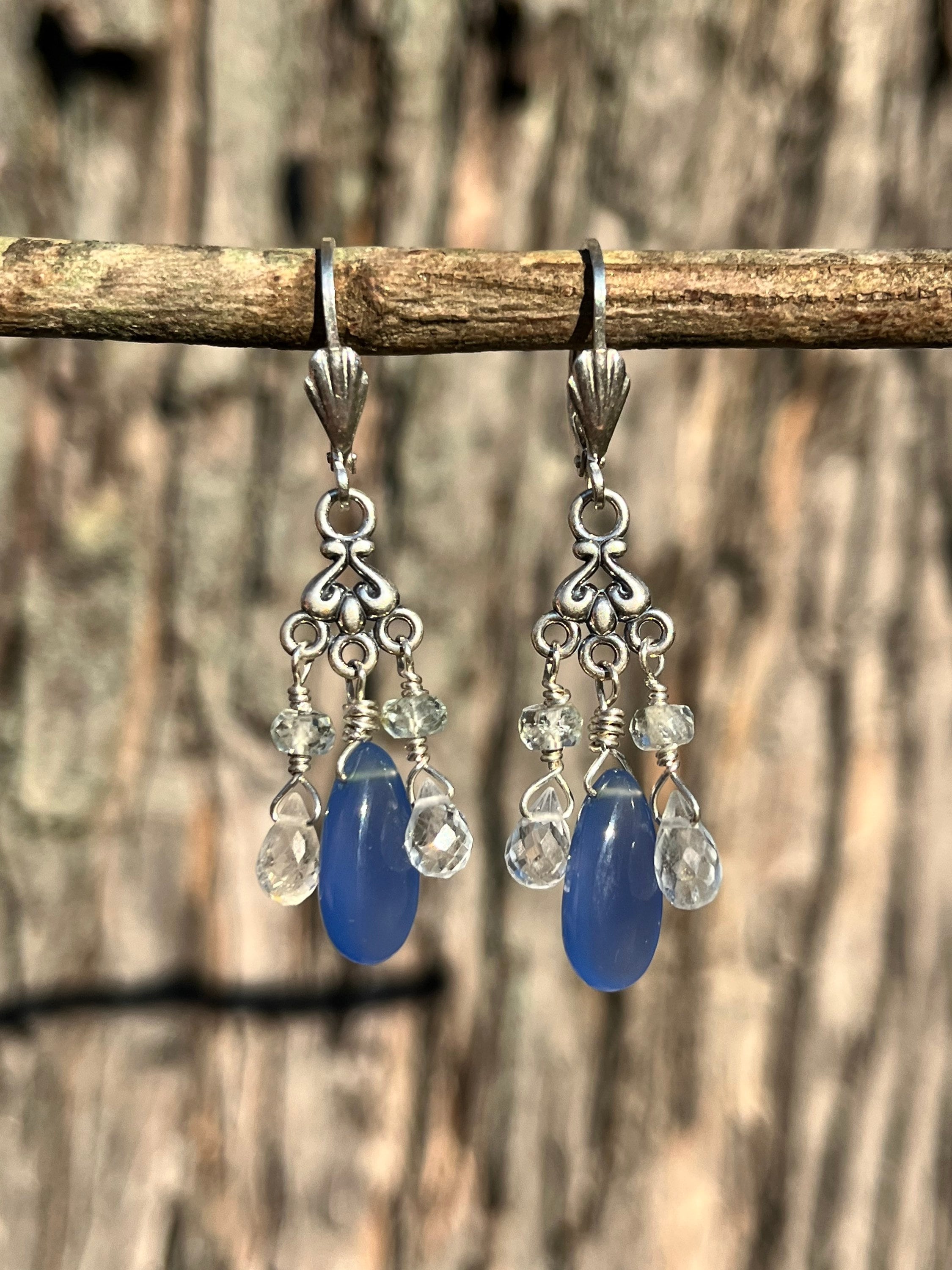 宝石のイヤリング、ブルーカルセドニー、トパーズ、アクアマリンの