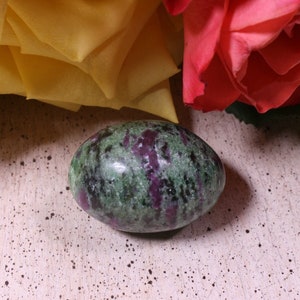 以下が含まれることがあります： 緑と紫の斑点模様のある楕円形の宝石。