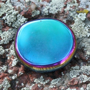 Flame Aura Flat Stone, 1.35&quot; x 1.20&quot; x 0.29&quot;, weight: 15.4 grams.