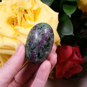 以下が含まれることがあります： 緑とピンクのズルタナイトの宝石。ズルタナイトとしても知られています。研磨された楕円形です。この宝石は、色の変化というユニークな特性を持つ天然石です。