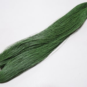 Op de afbeelding: Een bundel groene bloemendraad, een soort knutselmateriaal dat wordt gebruikt voor het arrangeren van bloemen en andere bloemstukken.