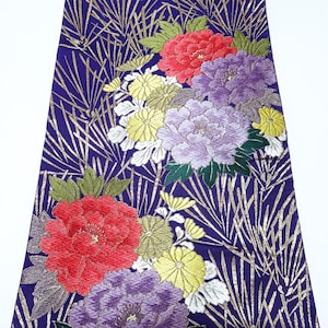 Può includere: Un tagliere in legno fatto a mano con finitura naturale. La tavola ha un bordo vivo su un lato e una forma rettangolare. Misura circa 45 cm di lunghezza e 30 cm di larghezza.