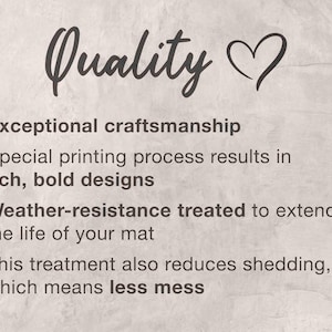 a text that describes the quality of a product, highlighting its exceptional craftsmanship, special printing process, weather-resistance treatment, and the benefits of this treatment in terms of extending the life of the mat and reducing shedding.