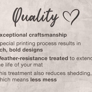 a text that describes the quality of a product, highlighting its exceptional craftsmanship, special printing process, weather-resistance treatment, and the benefits of this treatment in terms of extending the life of the mat and reducing shedding.