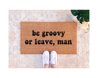 Felpudo "Be Groovy or Leave": Decoración hippie de los años sesenta (fibra de coco, reverso de látex)