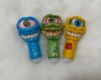 Smiling Eye Monster Hand Pipe Glow in The Dark Eyes Pipe