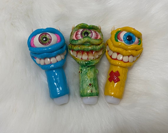 Smiling Eye Monster Hand Pipe Glow in The Dark Eyes Pipe