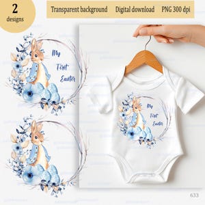 Puede incluir: Body de bebé blanco con un diseño de acuarela con un conejito, flores azules y el texto "My First Easter". El diseño está dentro de una corona circular. La imagen también muestra un diseño digital.