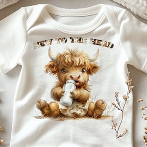 Neu in der Herde Sublimationsdesign Png: Süßes Highland Kuh, Neugeborene Clipart, Bauernhof Tier, Barnyard, Babyparty, digitale Illustration