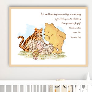 K&ouml;nnte beinhalten: Ein Winnie Puuh Kinderzimmerdruck mit Winnie Puuh, Tigger und Ferkel. Der Druck hat einen Aquarellhintergrund und ein Zitat von Winnie Puuh: "Wenn ich richtig denke, ist ein neues Baby wahrscheinlich ohne Zweifel das gro&szlig;artigste Geschenk, das man sich vorstellen kann."