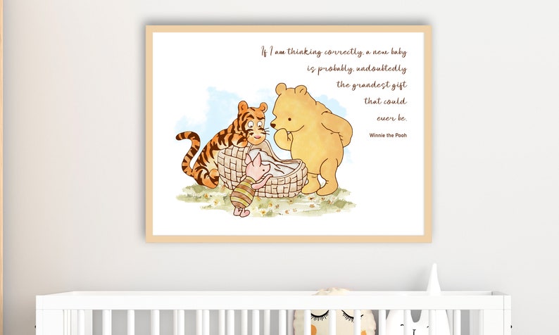 K&ouml;nnte beinhalten: Ein Winnie Puuh Kinderzimmerdruck mit Winnie Puuh, Tigger und Ferkel. Der Druck hat einen Aquarellhintergrund und ein Zitat von Winnie Puuh: "Wenn ich richtig denke, ist ein neues Baby wahrscheinlich ohne Zweifel das gro&szlig;artigste Geschenk, das man sich vorstellen kann."