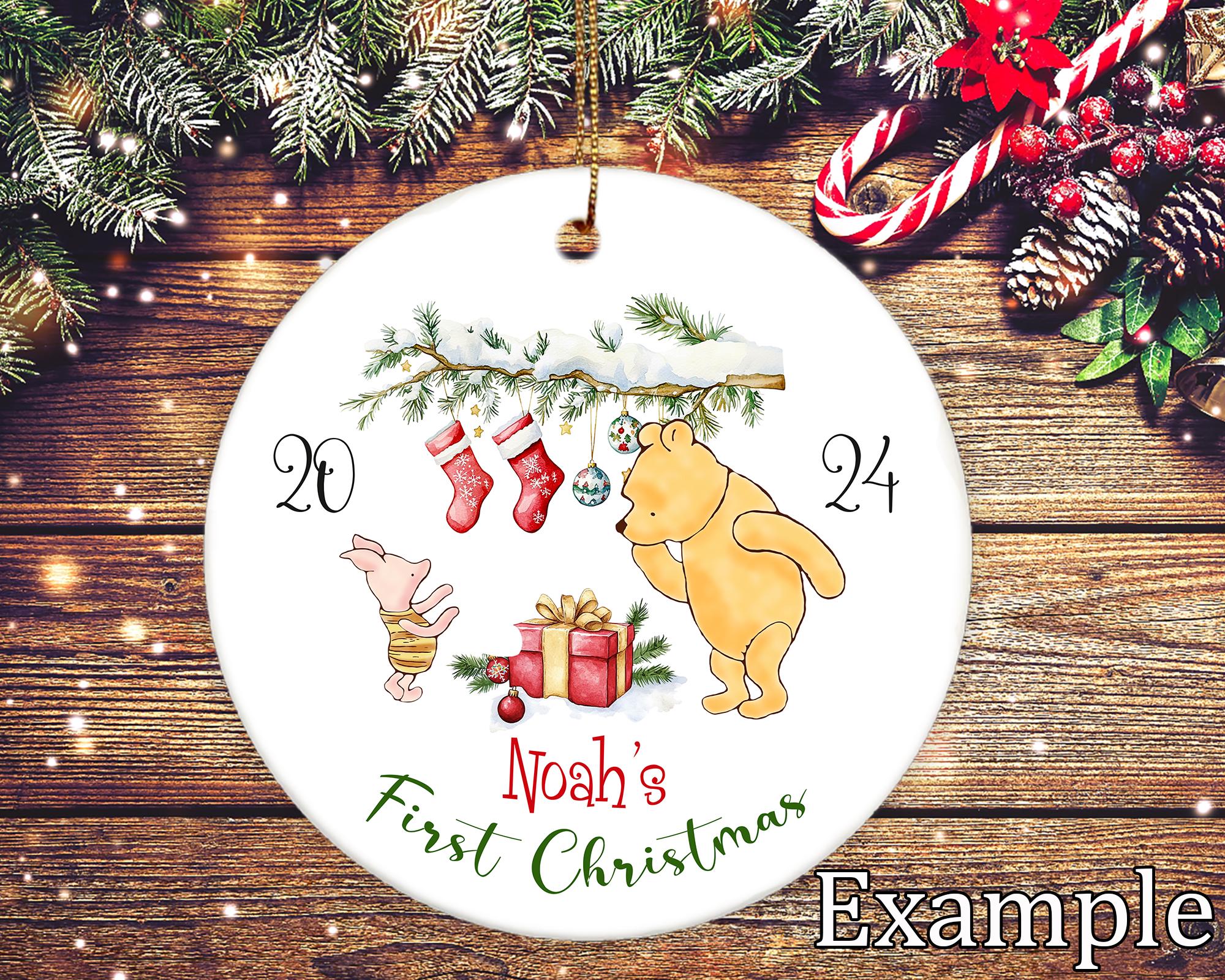 太字ブロックデザイン – クリスマスデコレーションXmasギフト1つHessian 09グリーンクリスマスキャンバスアートプリントボ  クラシックなくまのプーさんと子豚、ギフトボックス、クリスマスツリーの枝、ストッキング、オーナメント付き - PNGクリップアート、冬の ..., image size:2000x1600