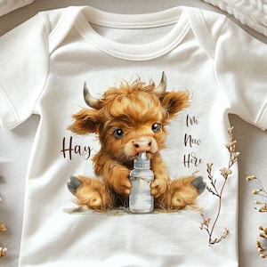 Hola, soy nuevo aquí, diseño de sublimación PNG: linda vaca de las tierras altas, clipart para recién nacidos, animal de granja, corral, baby shower, ilustración digital