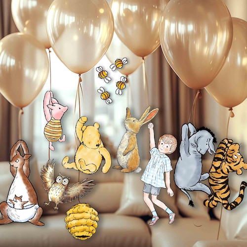 Décoration classique Winnie l'Ourson et ses amis tenant des ballons : personnages suspendus à double face, accessoire à découper soi-même, centre de table pour fête de bébé