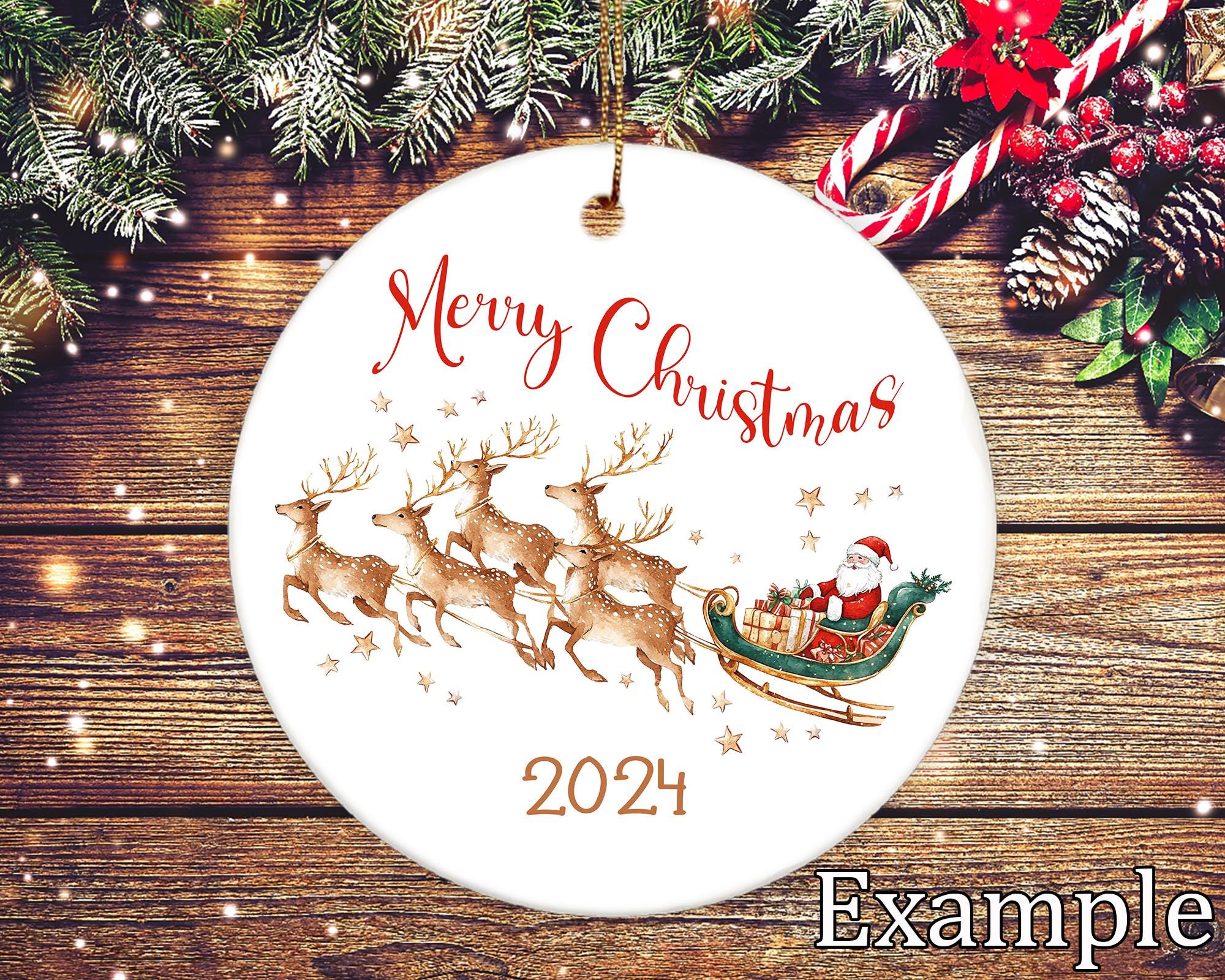 トナカイに引かれ、プレゼントを満載したそりに乗って星空を飛ぶサンタ