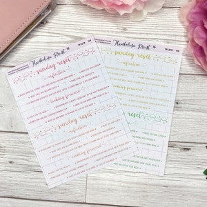 Puede incluir: Dos hojas imprimibles en tonos pastel rosa y verde. Las hojas se titulan "Sunday Reset" y presentan indicaciones para la reflexi&oacute;n y la anticipaci&oacute;n. Las hojas est&aacute;n dise&ntilde;adas para su uso en una agenda o un diario.