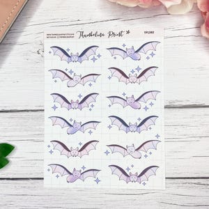 Op de afbeelding: Vel stickers met cartoon vleermuizen met paarse en zwarte vleugels, lichtpaarse lichamen en fonkelende steraccenten. De stickers staan op een rasterachtergrond met de tekst "Thumbelina Print" bovenaan.