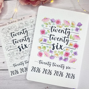 Könnte beinhalten: Zwei Notizbücher mit floralen Designs und dem Text "twenty twenty six". Ein Notizbuch hat ein schwarz-weißes Blumendesign, während das andere mit rosa, lila und gelben Blumen gefärbt ist. Das Jahr 2026 wird unten wiederholt.