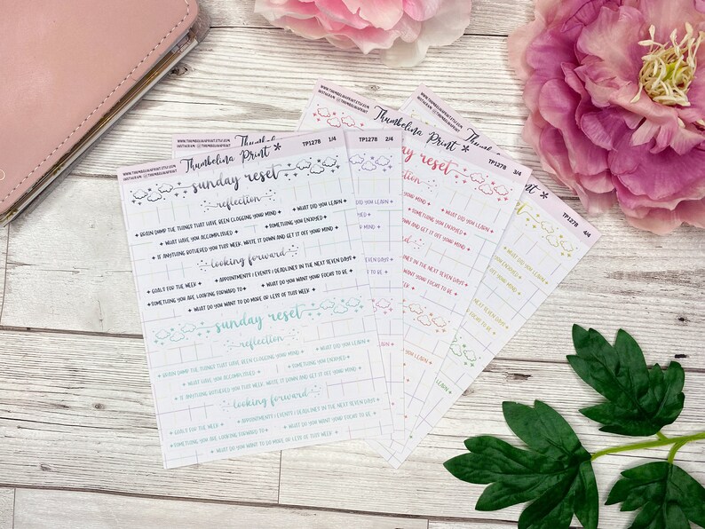 Puede incluir: Un conjunto de cinco pegatinas de planificador imprimibles de colores con el texto "Sunday Reset" y "Weekly Reset" en una fuente de escritura a mano. Las pegatinas est&aacute;n decoradas con nubes y estrellas.