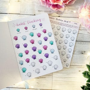 Op de afbeelding: Een gewoonte-tracking journalpagina met een raster van schelpillustraties in tinten turquoise, paars en roze, samen met een bijpassend stickervel met zwart-witte schelpcontouren en de tekst Thumbelina Print.
