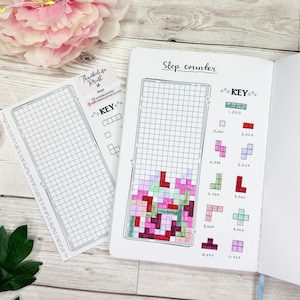Könnte beinhalten: Eine Journalseite mit einem Schrittzähler-Design im Tetris-Stil. Die Seite zeigt ein Raster zur Verfolgung von Schritten, einen Schlüssel mit farbcodierten Formen und den Text "Step counter". Eine separate Karte mit einem Raster und dem Text "Handelife Print" ist ebenfalls vorhanden.