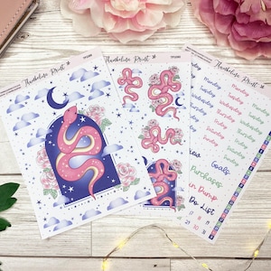 Peut inclure: Trois feuilles d'autocollants avec un serpent rose, des fleurs et des nuages sur un fond blanc. Les autocollants sont étiquetés "Thunbelina Print*" et comprennent une variété d'autocollants pour planificateur, y compris les jours de la semaine, les objectifs, les achats et une liste de choses à faire.