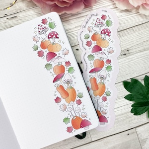 Pode incluir: Uma folha de adesivos com tema de outono. Os adesivos apresentam abóboras, cogumelos e folhas em tons de laranja, vermelho e verde. Os adesivos estão dispostos em uma linha vertical e são perfeitos para decorar planejadores, diários e outros itens.