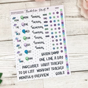 Op de afbeelding: Een set bedrukbare planner stickers met een alien thema. De stickers bevatten een kalender met dagen van de week, nummers 1-31 en alien illustraties. De stickers bevatten ook tekst zoals "Brain Dump", "One Line a Day", "Purchases", "To Do List", "Workout Tracker", "Monthly Overview" en "Goals".