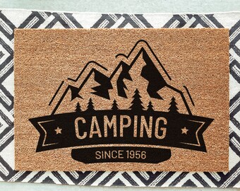 Felpudo con diseño de montaña / Felpudo de bienvenida / Felpudo / Montaña / Bosque / Árboles / Camping / Apellido familiar / Felpudo personalizado / Verano / Primavera