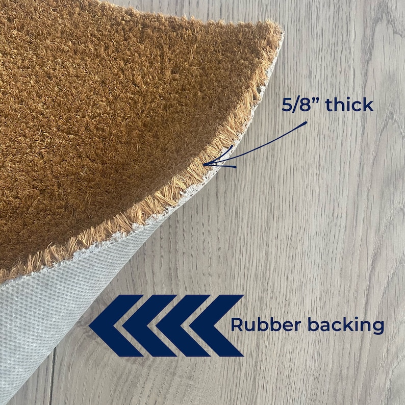 K&ouml;nnte beinhalten: Eine braune Kokosmatte mit wei&szlig;em R&uuml;cken und einer Gummibeschichtung. Die Matte ist 1,6 cm dick.