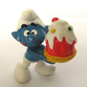 Smurf with cake, Peyo, Pvc figurine, mcdonalds. #89CG19K8