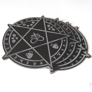 Dark Roast - Laser graviertes Untersetzer Set / Okkulter Horror / Kaffee Tee / Pentagramm / Gothic Dekor / Satanisches Dekor / Gothic Zuhause / Hexen Geschenk