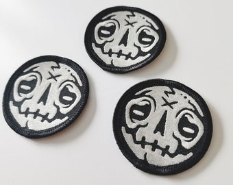 Skull Face - Glow in the dark sew on patch / Horror patch / Gothic jacket patch / Spooky halloween accessory / embroidered occult patch