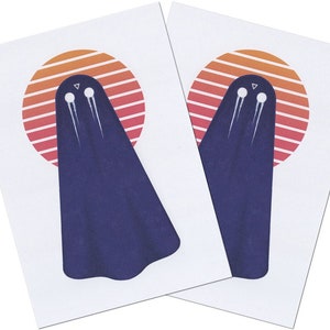 Puede incluir: Dos impresiones de un fantasma con una túnica azul y un triángulo blanco en la cabeza, de pie frente a un círculo de color atardecer con rayas rojas y naranjas.
