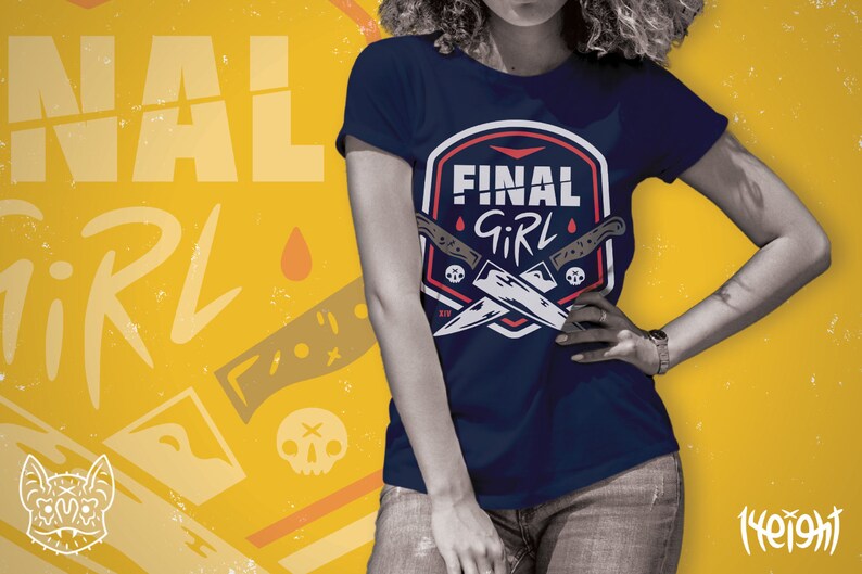 K&ouml;nnte beinhalten: Ein marineblaues T-Shirt mit einem wei&szlig;en und roten Grafikdesign mit zwei gekreuzten Messern und dem Text "FINAL GIRL".