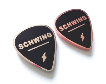 Schwing - spilla smaltata a forma di plettro per chitarra / plettro per chitarra elettrica / accessorio per musica heavy metal / goth / fan dell'hard rock / regalo per film