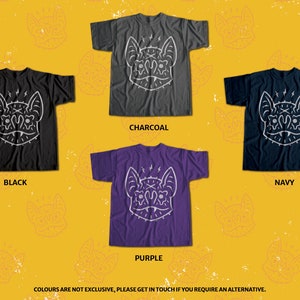 K&ouml;nnte beinhalten: Ein Grafik-T-Shirt mit einer stilisierten Fledermaus mit einem sch&auml;delartigen Gesicht. Das Shirt ist in Schwarz, Anthrazit, Lila und Marine erh&auml;ltlich.