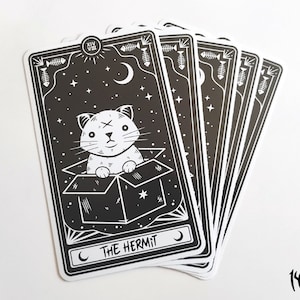 El Ermitaño - Pegatina de vinilo grande con forma de gato y carta del Tarot - Pegatina de bruja / Magia oculta / Pegatina de gato adorable / Ilustración de gato / Frijoles para los dedos del pie / Calcomanía de gato